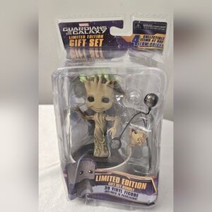 NECA Limited Edition Guardians of the Galaxy Baby Dancing Groot Gift Set PKG DMG